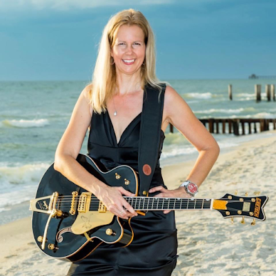 Donna Holman Singer / Guitarist