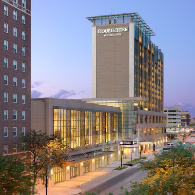 Nightlife DoubleTree by Hilton Hotel Cedar Rapids Convention Complex in Cedar Rapids IA