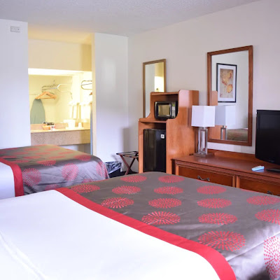 Nightlife Ramada by Wyndham Savannah Gateway in Savannah GA